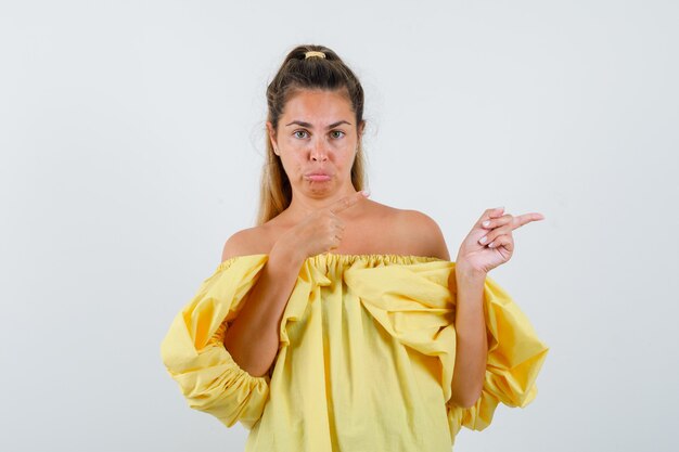 Giovane ragazza espressiva in posa in studio