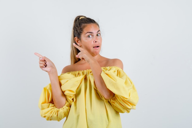 Giovane ragazza espressiva in posa in studio