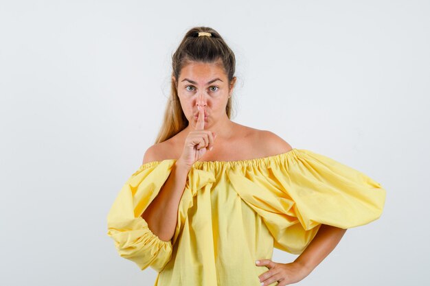 Giovane ragazza espressiva in posa in studio