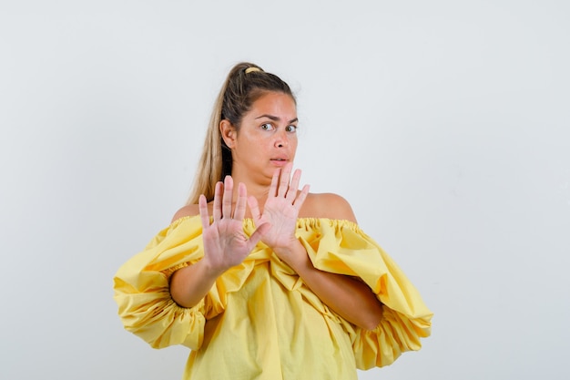 Giovane ragazza espressiva in posa in studio