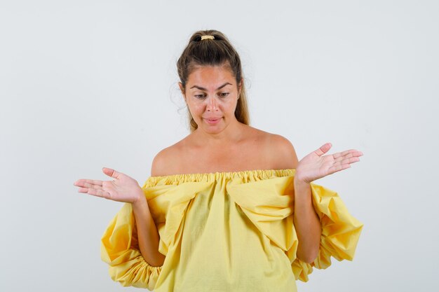 Giovane ragazza espressiva in posa in studio