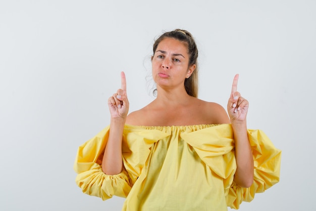 Giovane ragazza espressiva in posa in studio