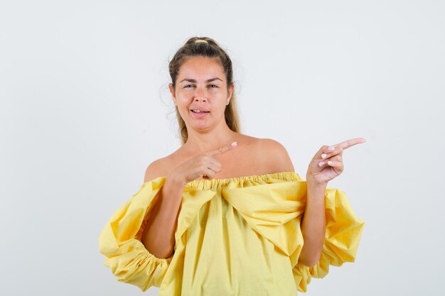 Giovane ragazza espressiva in posa in studio