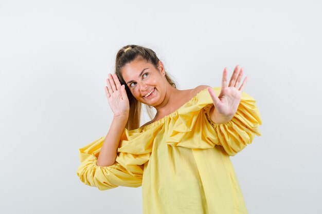 Giovane ragazza espressiva in posa in studio