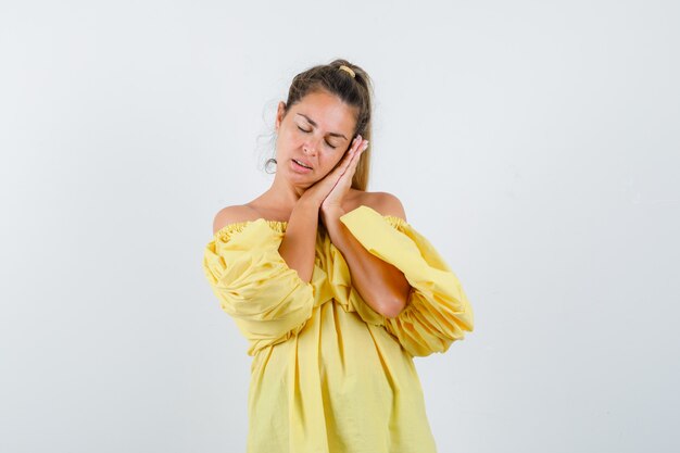 Giovane ragazza espressiva in posa in studio