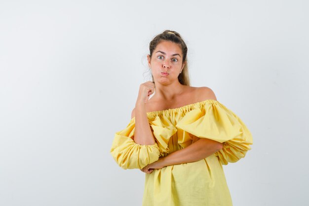 Giovane ragazza espressiva in posa in studio