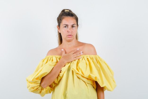 Giovane ragazza espressiva in posa in studio