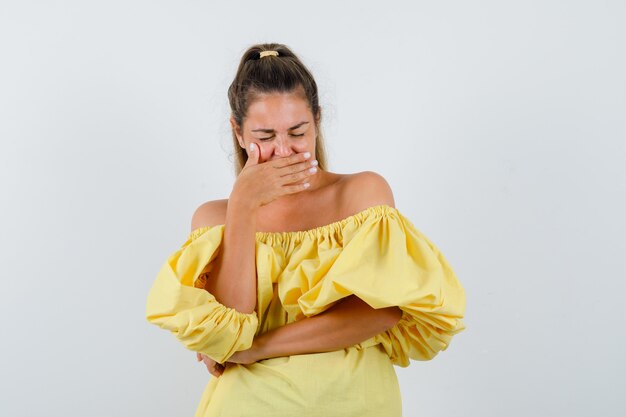 Giovane ragazza espressiva in posa in studio