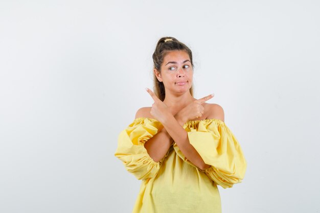 Giovane ragazza espressiva in posa in studio