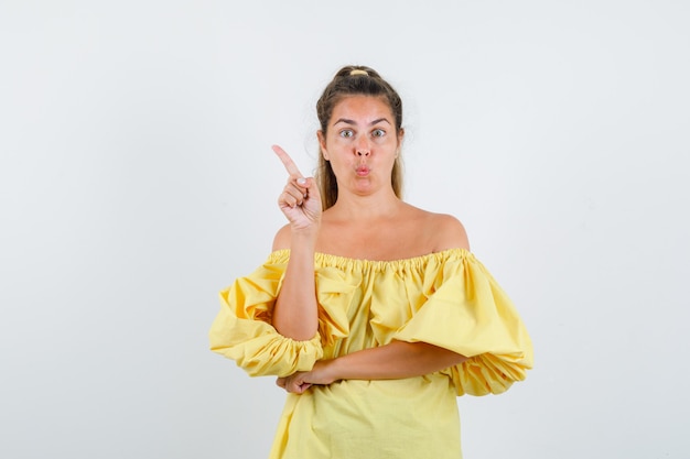 Giovane ragazza espressiva in posa in studio