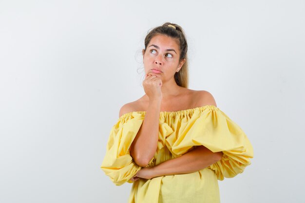 Giovane ragazza espressiva in posa in studio