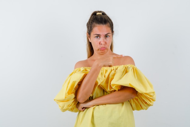 Giovane ragazza espressiva in posa in studio