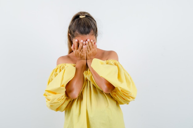 Giovane ragazza espressiva in posa in studio