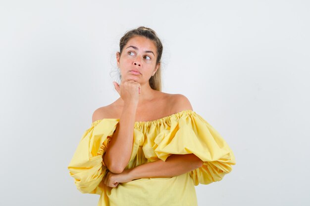 Giovane ragazza espressiva in posa in studio