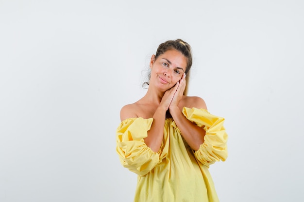 Giovane ragazza espressiva in posa in studio