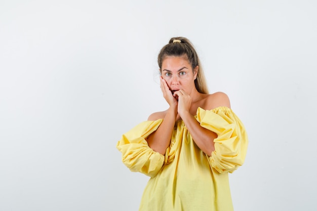 Giovane ragazza espressiva in posa in studio