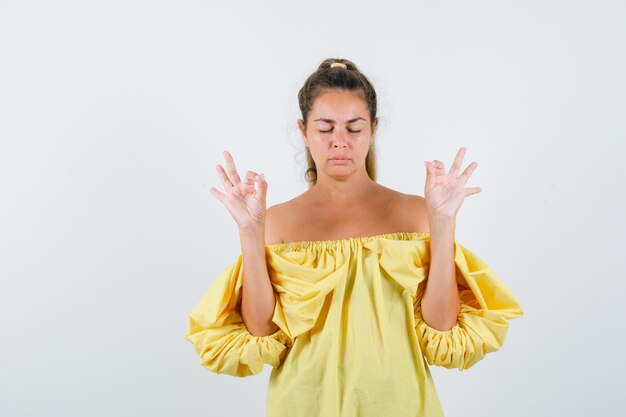 Giovane ragazza espressiva in posa in studio