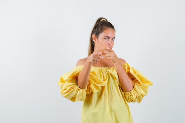 Giovane ragazza espressiva in posa in studio