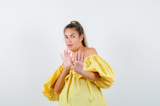 Giovane ragazza espressiva in posa in studio