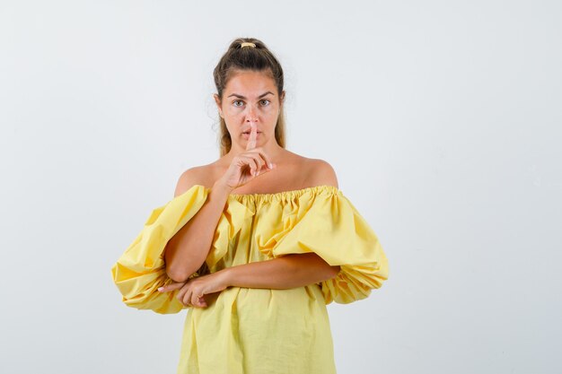 Giovane ragazza espressiva in posa in studio