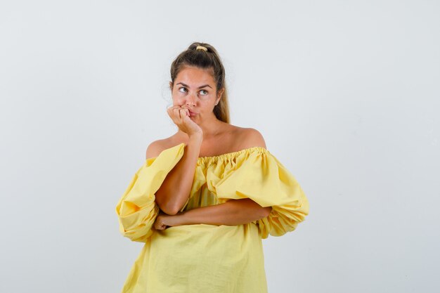 Giovane ragazza espressiva in posa in studio