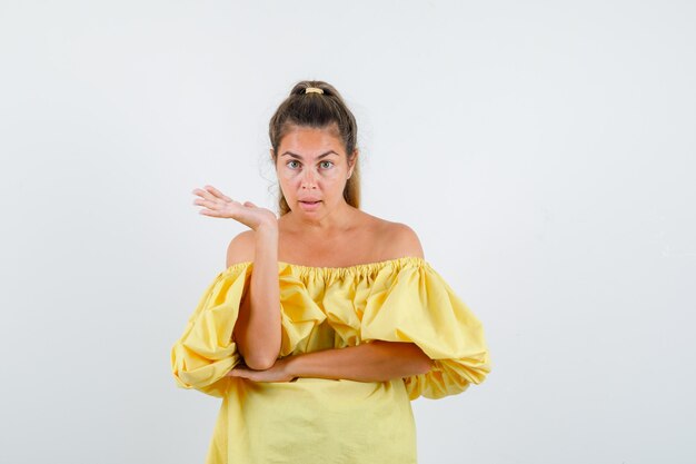 Giovane ragazza espressiva in posa in studio