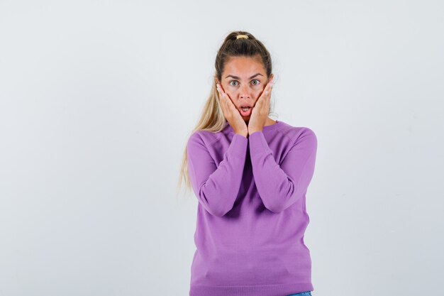 Giovane ragazza espressiva in posa in studio