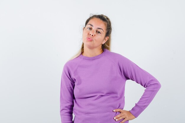 Giovane ragazza espressiva in posa in studio