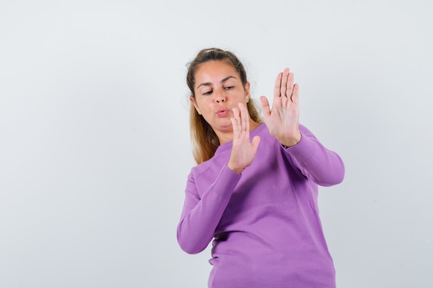 Giovane ragazza espressiva in posa in studio