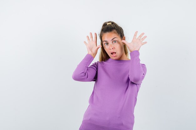 Giovane ragazza espressiva in posa in studio