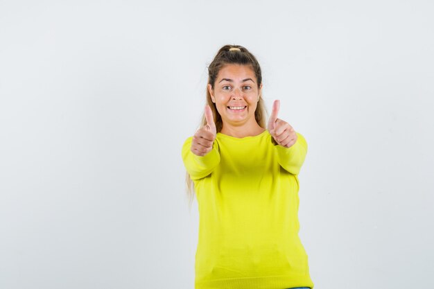 Giovane ragazza espressiva in posa in studio