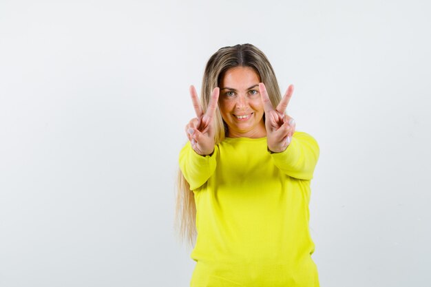 Giovane ragazza espressiva in posa in studio