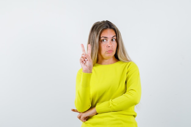 Giovane ragazza espressiva in posa in studio