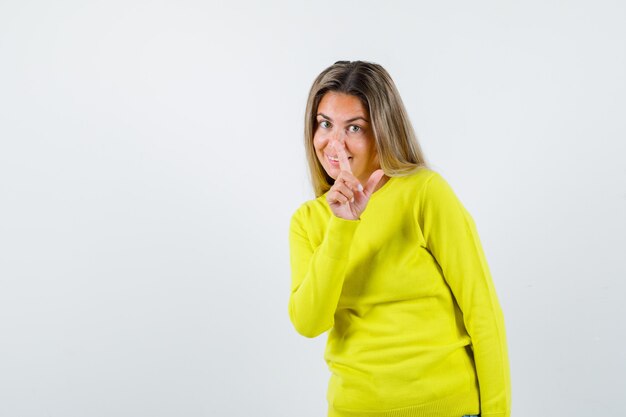 Giovane ragazza espressiva in posa in studio