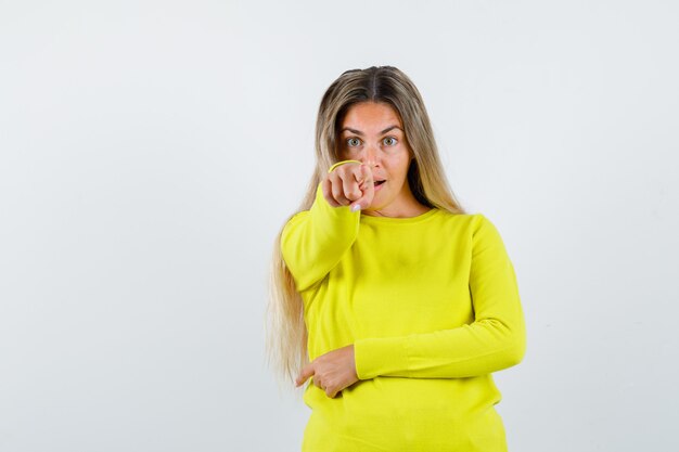 Giovane ragazza espressiva in posa in studio