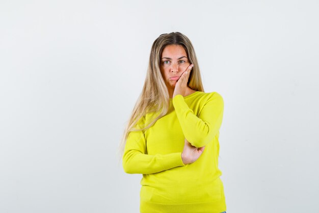 Giovane ragazza espressiva in posa in studio