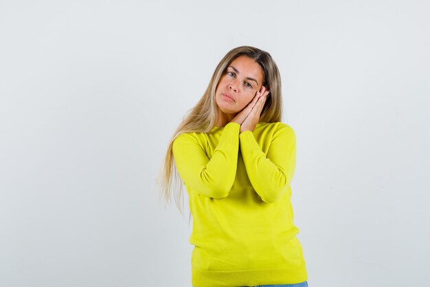 Giovane ragazza espressiva in posa in studio