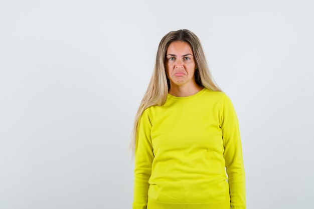 Giovane ragazza espressiva in posa in studio