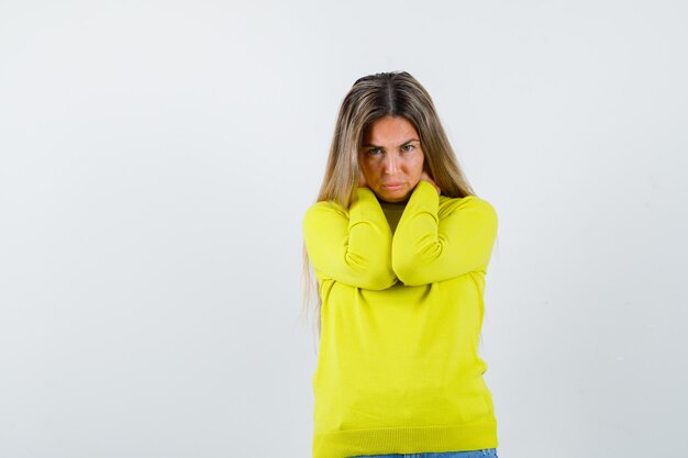 Giovane ragazza espressiva in posa in studio