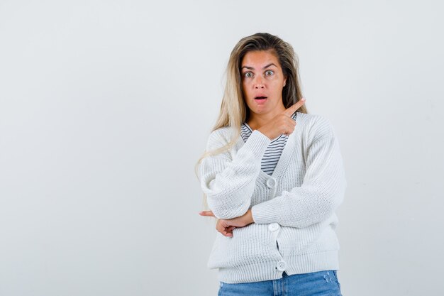 Giovane ragazza espressiva in posa in studio