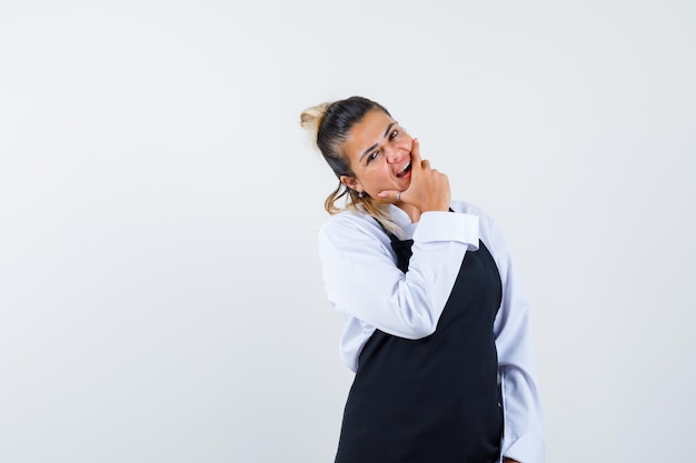 Giovane ragazza espressiva in posa in studio