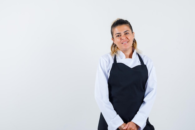 Giovane ragazza espressiva in posa in studio