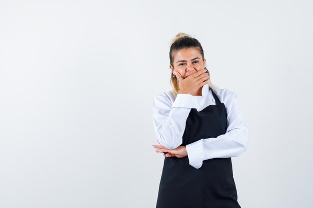 Giovane ragazza espressiva in posa in studio