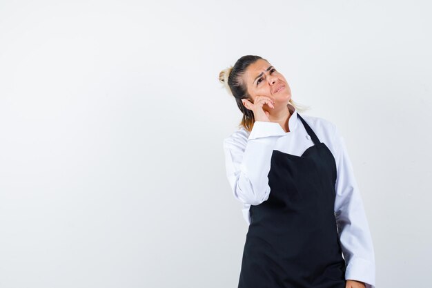 Giovane ragazza espressiva in posa in studio