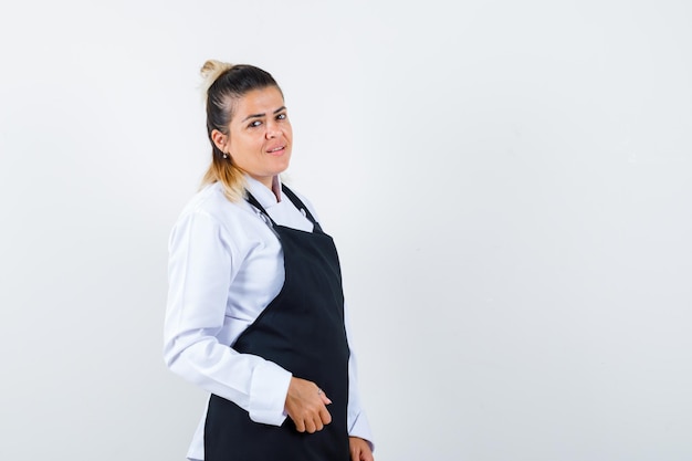 Giovane ragazza espressiva in posa in studio