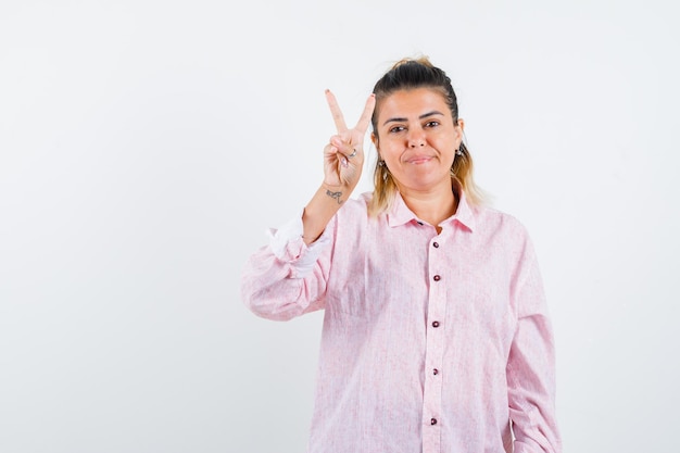 Giovane ragazza espressiva in posa in studio