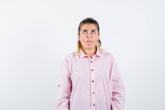 Giovane ragazza espressiva in posa in studio