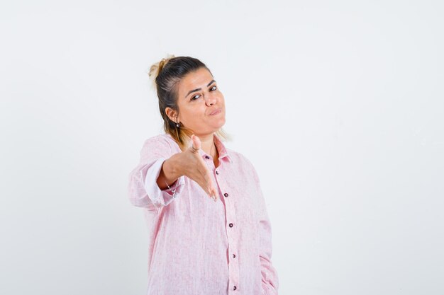 Giovane ragazza espressiva in posa in studio