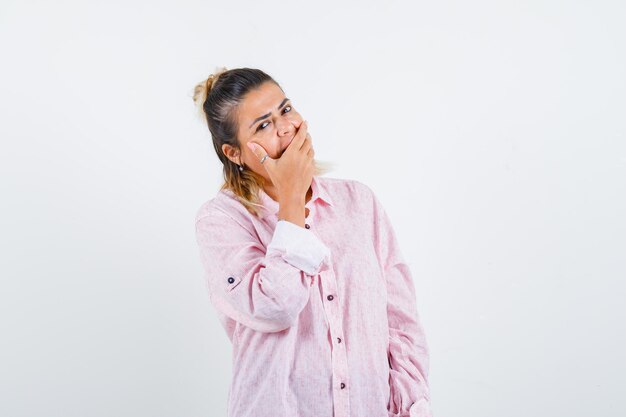 Giovane ragazza espressiva in posa in studio