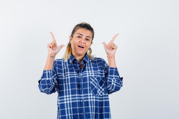 Giovane ragazza espressiva in posa in studio